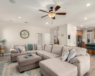 Heated pool and spa! 4 bedrooms, fire place, BBQ - Apache Junction - Living room