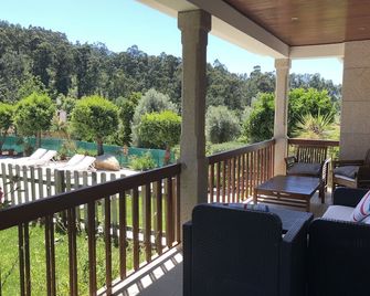 Beautiful detached villa with private pool, FibreWi-fi, garden, games room & BBQ - Vilela (Braga) - Balcón