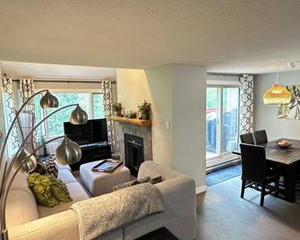 Cozy Mountain retreat backing onto Toby Creek - Panorama - Sala