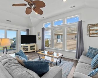 Paws n Relax 4 Bedroom Home With Private Pool - Kitty Hawk - Living room