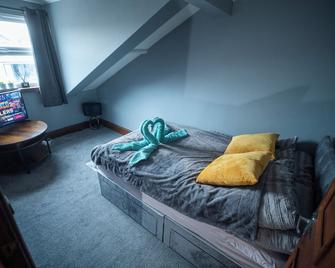 Sea View Top Floor Apartment - Lowestoft - Bedroom