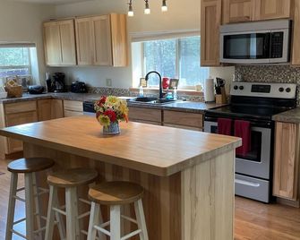 Lyman's Cabin, perfect get away! - Spirit Lake - Kitchen