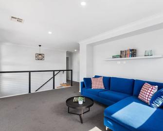 Bendigo Signature Accommodation on Honeysuckle - Bendigo - Living room