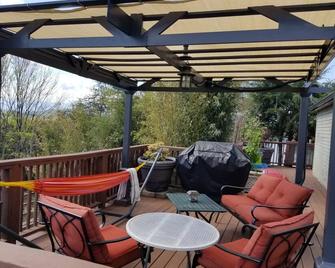 Private Pet Friendly Home Near Exotic Deer Farm Close to Pigeon Forge, Gatlinburg TN - Sevierville - Balcón