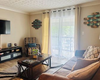 2-bedroom apartment next to Brave's Stadium - Smyrna - Living room