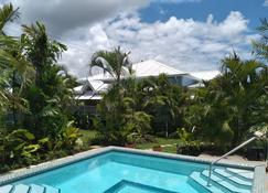 Crotona Garden 2 Bed Apt with Pool. Lush and Tropical. 2 Min Walk to Sea - Hastings - Pool