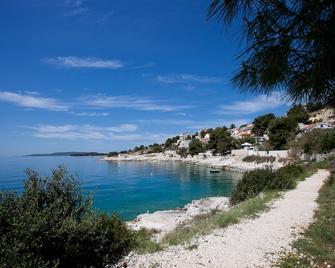 Apartments Medvid - Okrug Gornji - Strand