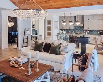 Lakefront home with private pool & outdoor space for entertaining - Brunswick - Sala de estar