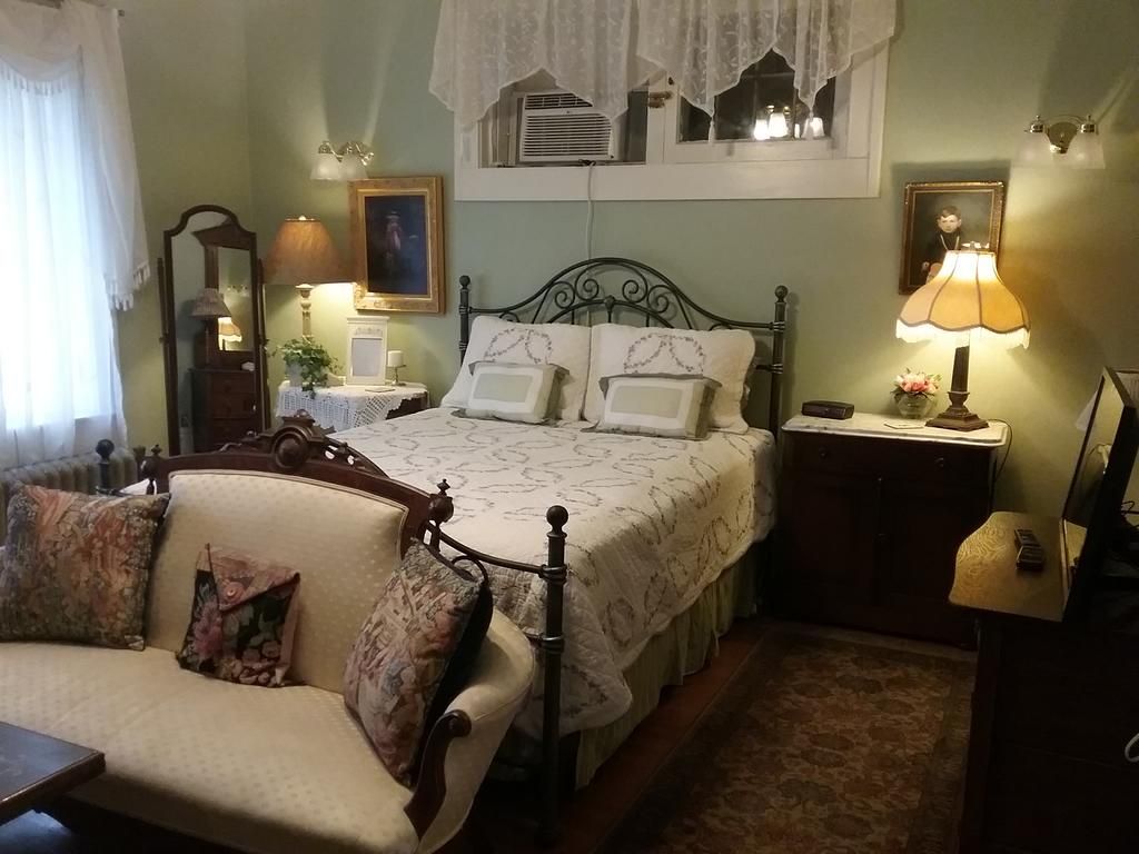Hanover House Bed & Breakfast - Niagara Falls - Bedroom