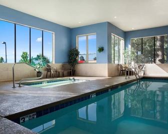 Days Inn & Suites by Wyndham East Flagstaff - Flagstaff - Pool