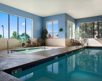 Days Inn & Suites by Wyndham East Flagstaff - פלגסטאף - בריכה