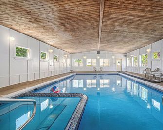 Ludington Pier House - Ludington - Pool