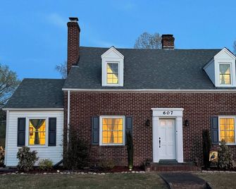 Bluebird on Main-cozy and cheerful 3 bedroom house. - Blackstone - Building