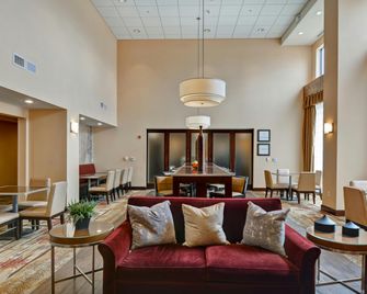 Hampton Inn & Suites Peoria at Grand Prarie - Peoria - Sala de estar