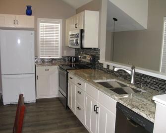 Beautiful Bradburn Green Carriage House - Huge Deck, Carport, Washer/Dryer - Westminster - Kitchen