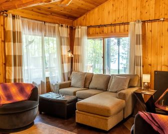 Welcome To Sugar Shore! An Up North Cabin Paradise On Pristine Sugar Lake - Cohasset - Sala de estar
