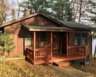 Cedar Cabin at Vintage Vermilion Resort - Cook - Building