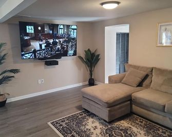 Crown Jewel in the Neighborhood. - Portsmouth - Living room