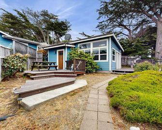 Serene & Relaxing Coastal Home W/ Free Wifi, Deck, Enclosed Yard, & Ocean Views - Mendocino - Edificio