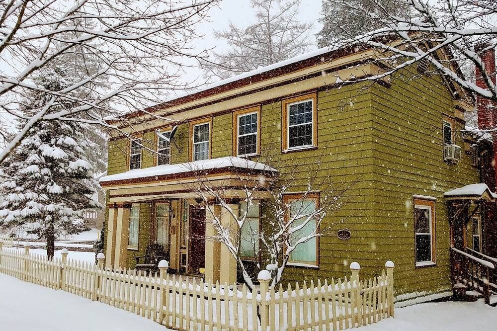 Quaint & Cozy Guest House on Main St., park & walk downtown, Wi-Fi available. - Wellsboro - Building