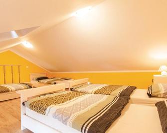 1 Bedroom Stunning Apartment In Omisalj - Omisalj - Habitación