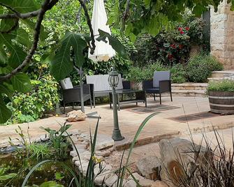 Relaxed garden apartment with Galilee sea view 1 - Zefat - Patio