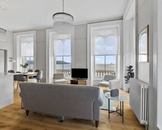 Mitford by Pureserviced - Plymouth - Oturma odası