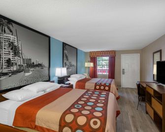 Super 8 by Wyndham Bradenton Sarasota Area - בריידנטון - חדר שינה