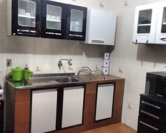 Great house, close to the beach, the city center and other tourist attractions! - Torres - Cocina