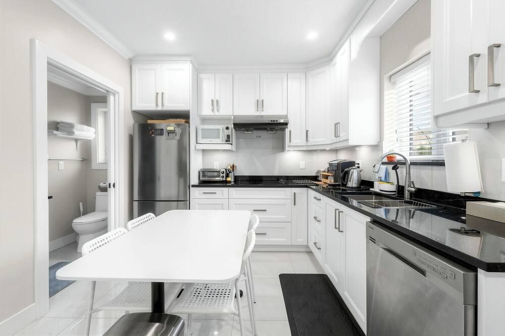 New Laneway House Near Airport, Downtown - ונקובר - מטבח