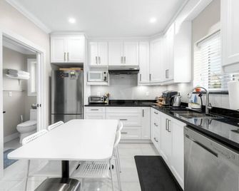 New Laneway House Near Airport, Downtown - ונקובר - מטבח