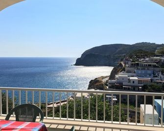 كاسا أسونتا - إيشيا - شرفة