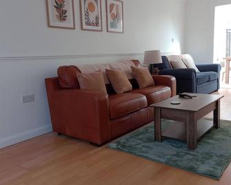 3BR House with garden near Bicester Village - Bicester - Living room