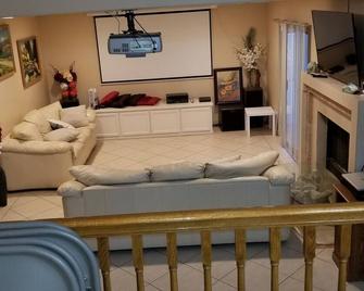 Gorgeous Place, Clean, spacious and beautiful home near the strip - Henderson - Living room