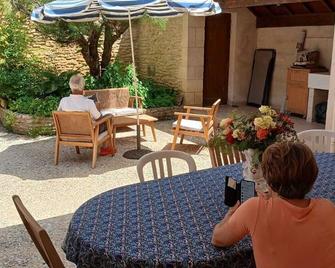 Maison Ancienne De Famille Au CŒur D'un Village Du Périgord Noir - Saint-Léon-sur-Vézère - Patio