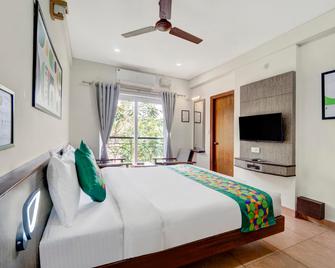 Treebo Pratham Inn, Manipal - Manipala - Camera da letto