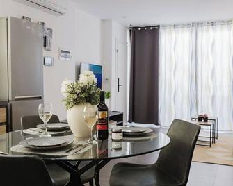 This apartment is a 1 bedroom(s), 1 bathrooms, located in San Pawl il-Baħar, null. - Ħamrun - Dining room