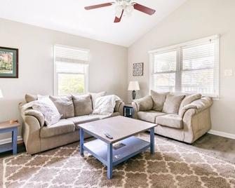 The Yellow Bungalow - Savannah - Living room