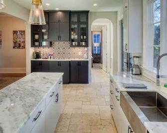 Luxury Villa 3 BR w Private Bath Walk Everywhere - Savannah - Keuken
