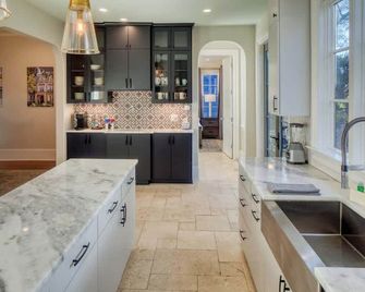 Luxury Villa 3 BR w Private Bath Walk Everywhere - סאוואנה - מטבח