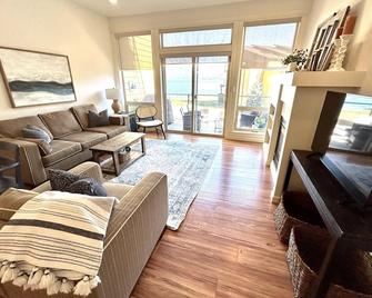 Serenity Lakeside - Waterfront - Shuswap Vacations and Sledding Accommodation - Scotch Creek - Living room
