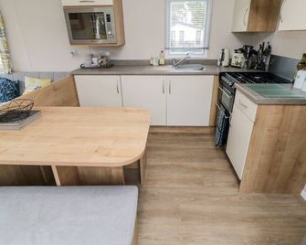 PINES 30, family friendly, country holiday cottage in Cayton - Scarborough - Kitchen