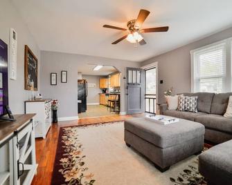 Next Door to Mercy Hospital - Pet Friendly - Fast Wifi - Cape Girardeau - Living room