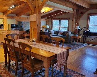 Ski In / Ski Out Cozy Cabin Bolton Valley Vt 3 Br Country Home - Richmond - Dining room