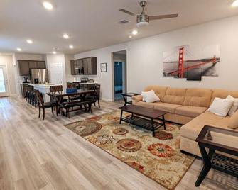 Vivanta Retreat - College Station - Living room