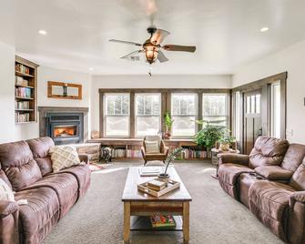 Home Near Sacramento River w/ Deck & Fire Pit - Glenn - Living room