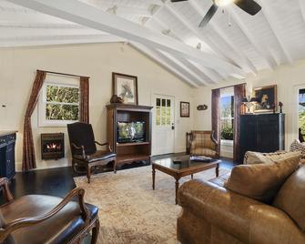 Intimate guest cottage moments away from Whiteside Mountain. - Highlands - Living room
