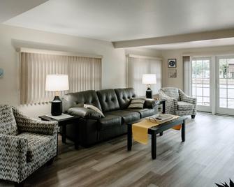 River & Bay Views at Shirley's Temple! - Bay City - Living room