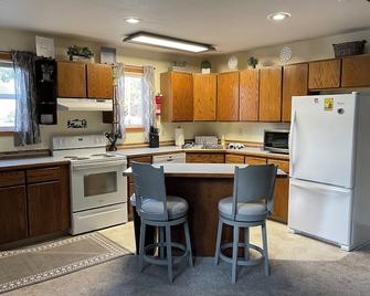 Den Mishka - Kodiak's Den of the Little Bear - Kodiak - Kitchen