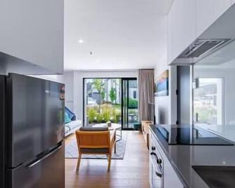 Relaxing retreat by the river - Wanaka - Kitchen